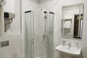 Готель Donald hotel. Люкс двомісний DeLuxe 3