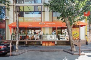 Orange Hotel 13