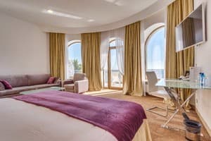 Отель Panorama De Luxe. Люкс двухместный с премиум балконом и видом на море 2