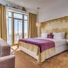 Отель Panorama De Luxe. Люкс двухместный с ванной, балконом и видом на море. 1