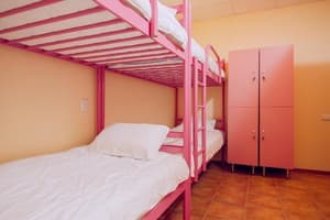 Хостел Тенистый . Двухъярусная кровать в общем номере для женщин с 5 кроватями 1