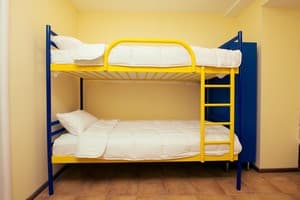 Хостел Тенистый . Двухъярусная кровать в общей спальне смешанного типа с 5 кроватями 3
